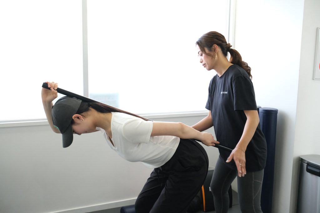 棒を使ったストレッチの指導