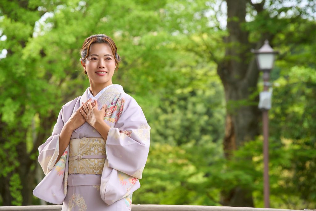 緑を背景にした着物姿・左寄せ