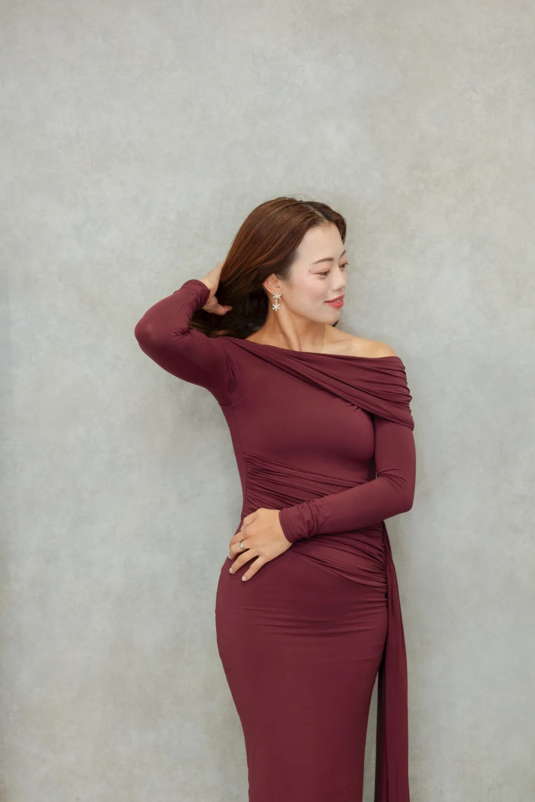 ボルドーの服で立つ井上かな映