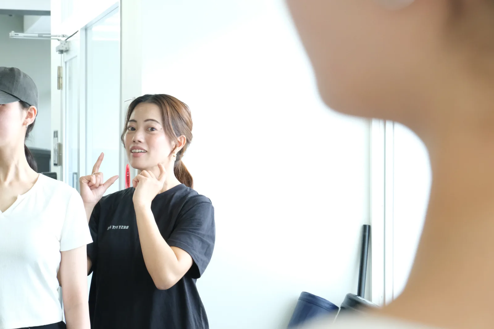 鏡の前で運動指導を行う井上かな映