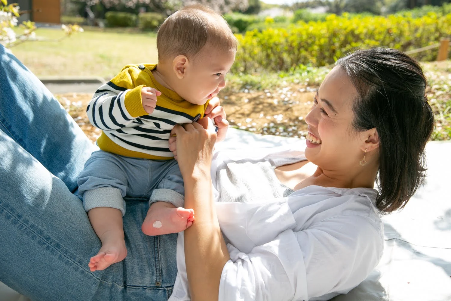 屋外で子どもと触れ合う井上かな映