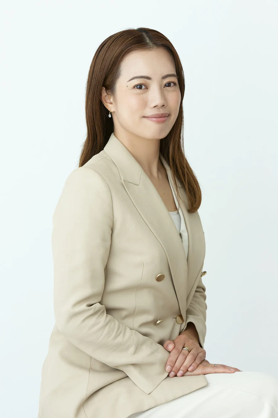 スーツ姿の井上かな映